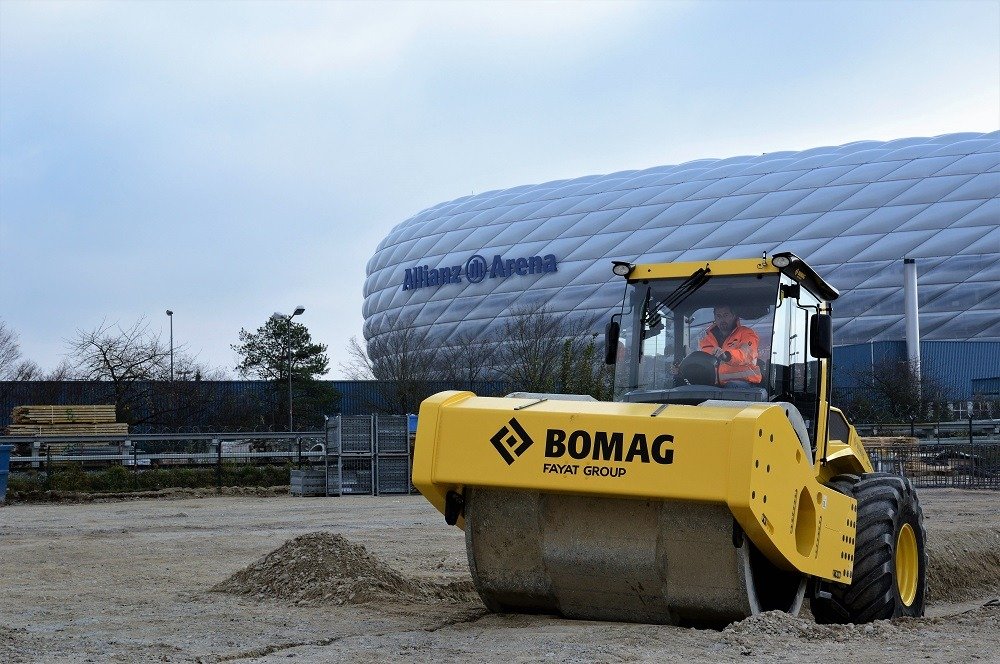 Rodillos autopropulsados Bomag en la construcción del aparcamiento del estadio Allianz Arena